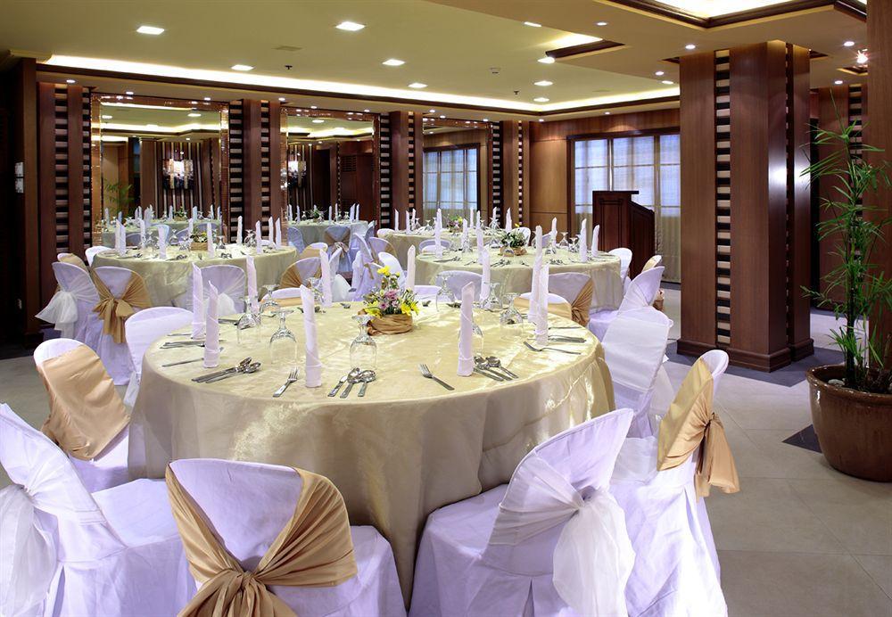 Herald Suites Solana Makati City Esterno foto