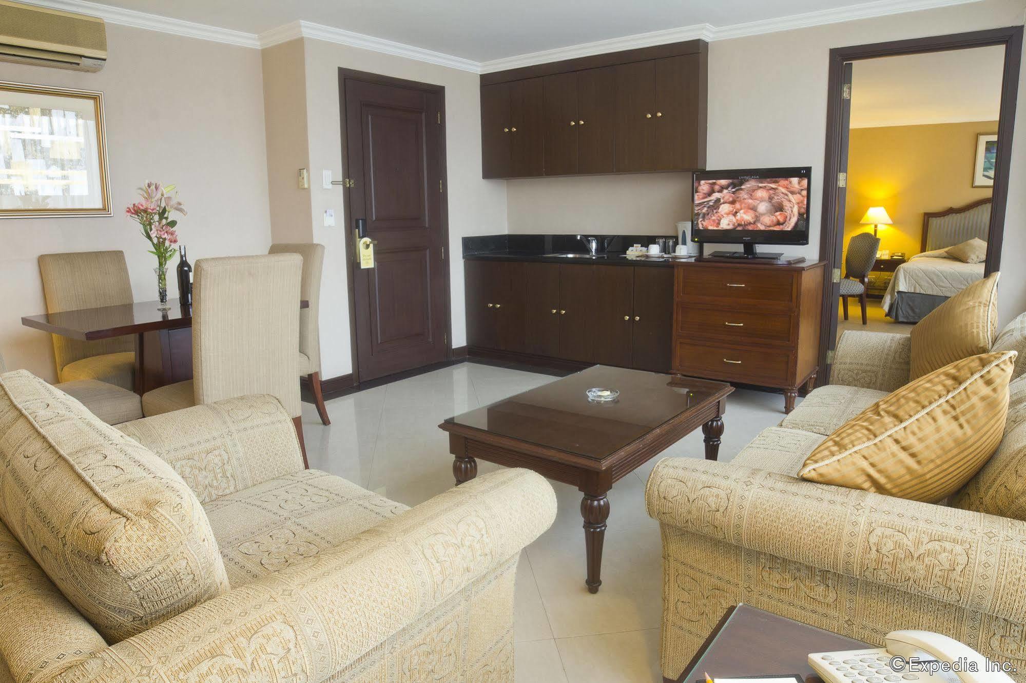 Herald Suites Solana Makati City Esterno foto