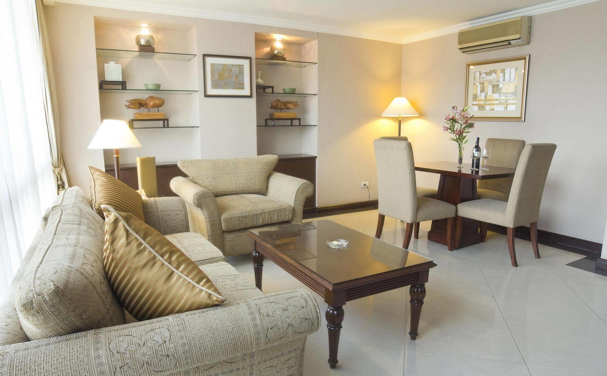 Herald Suites Solana Makati City Esterno foto