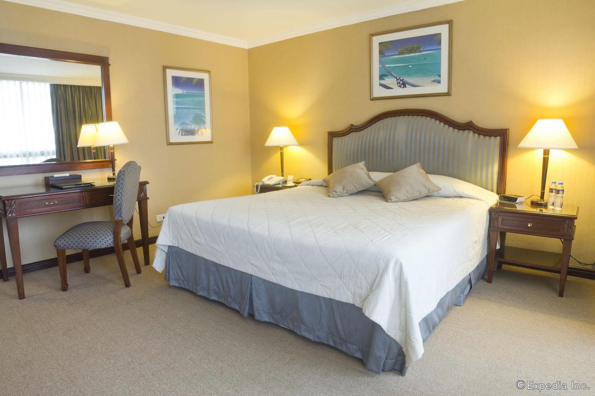 Herald Suites Solana Makati City Esterno foto