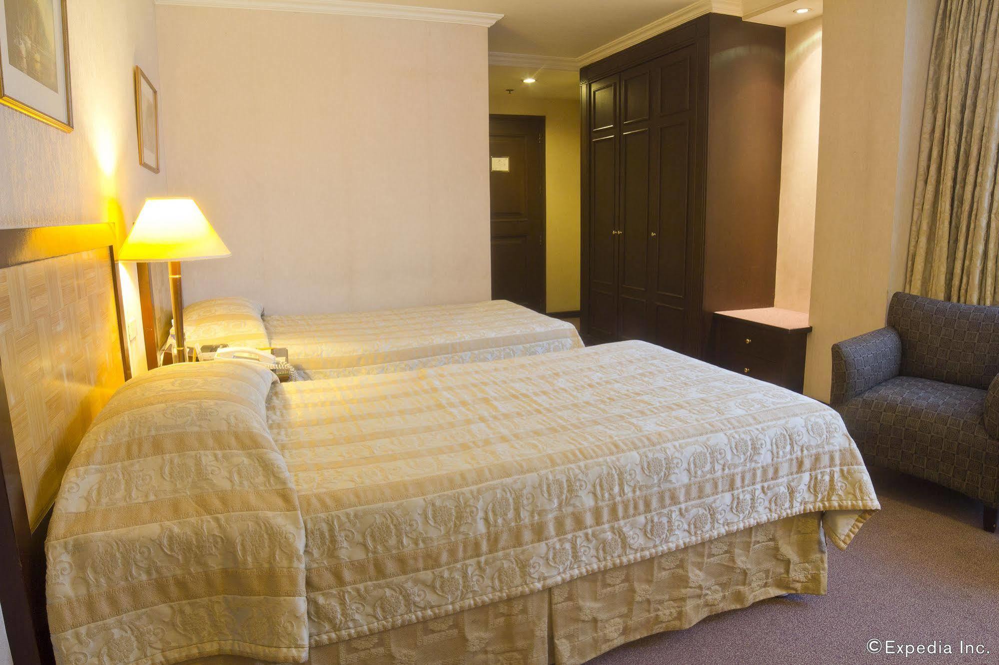 Herald Suites Solana Makati City Esterno foto