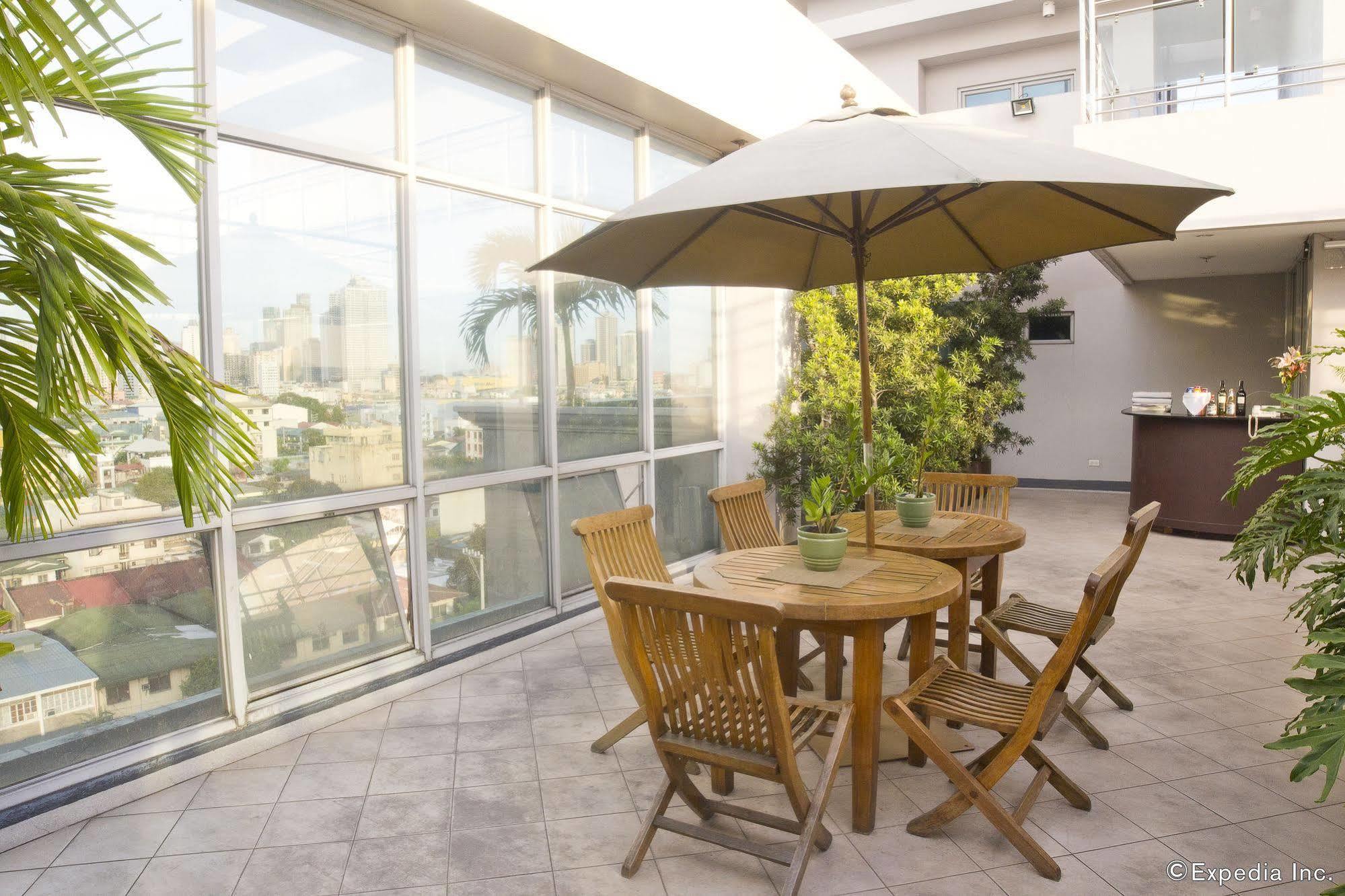 Herald Suites Solana Makati City Esterno foto