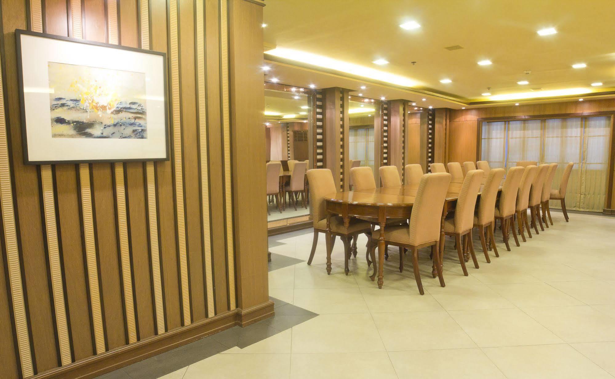 Herald Suites Solana Makati City Esterno foto