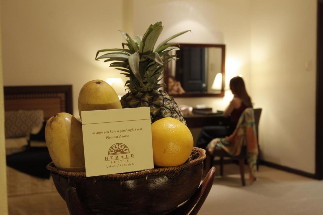 Herald Suites Solana Makati City Esterno foto